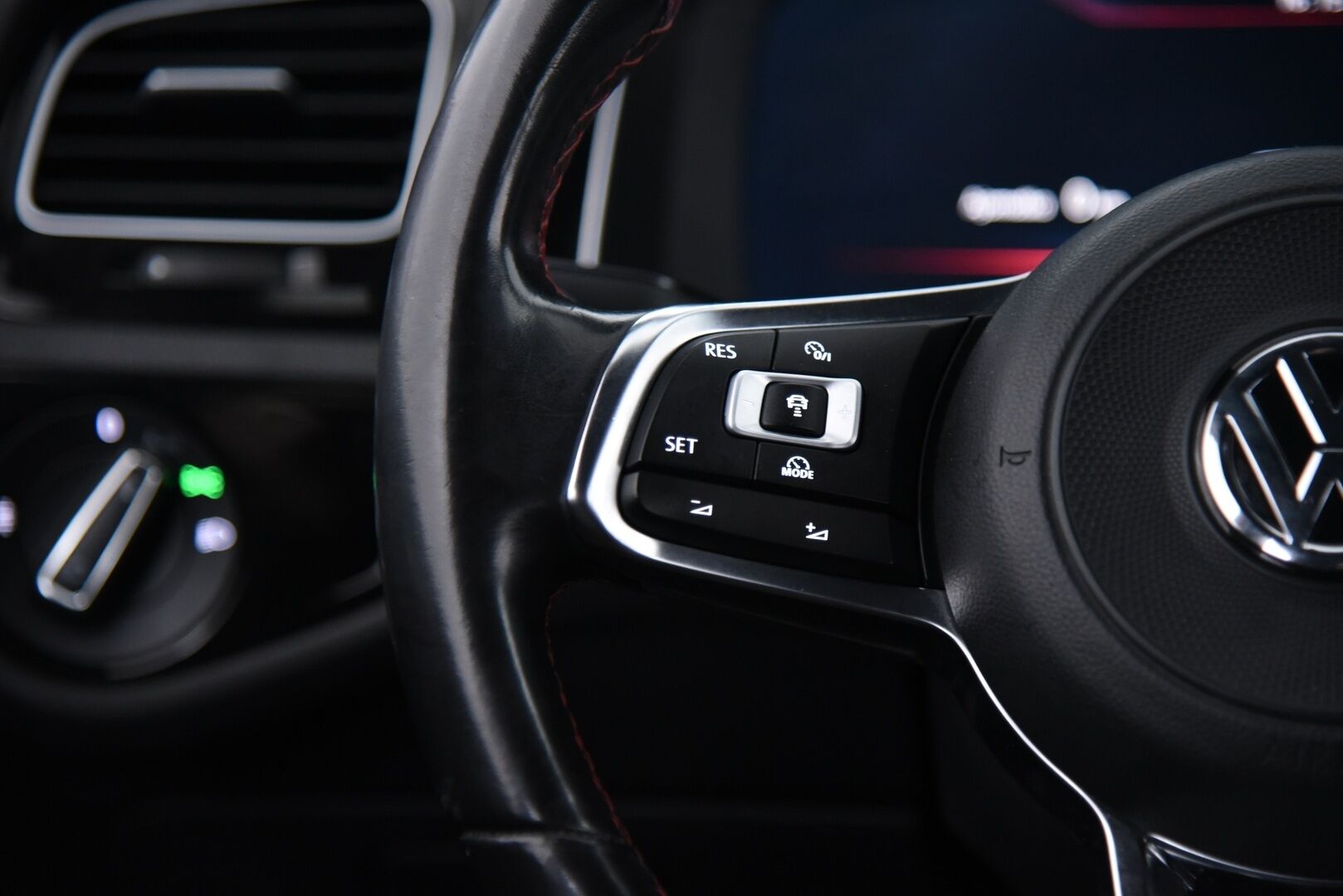 Volkswagen Golf 2017 GTI 2,0 TSI 169 kW (230 hv) DSG-aut / Adapt.vakkari / P.kamera / LED / Digimittaristo / Lohkolämmitin - Hieno Suomi-auto / Apple & Android / Tutkat / Juuri huollettu ja katsastettu !