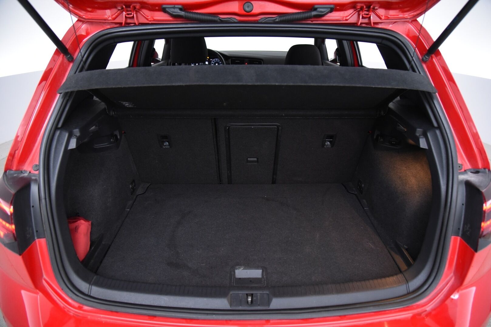 Volkswagen Golf 2017 GTI 2,0 TSI 169 kW (230 hv) DSG-aut / Adapt.vakkari / P.kamera / LED / Digimittaristo / Lohkolämmitin - Hieno Suomi-auto / Apple & Android / Tutkat / Juuri huollettu ja katsastettu !