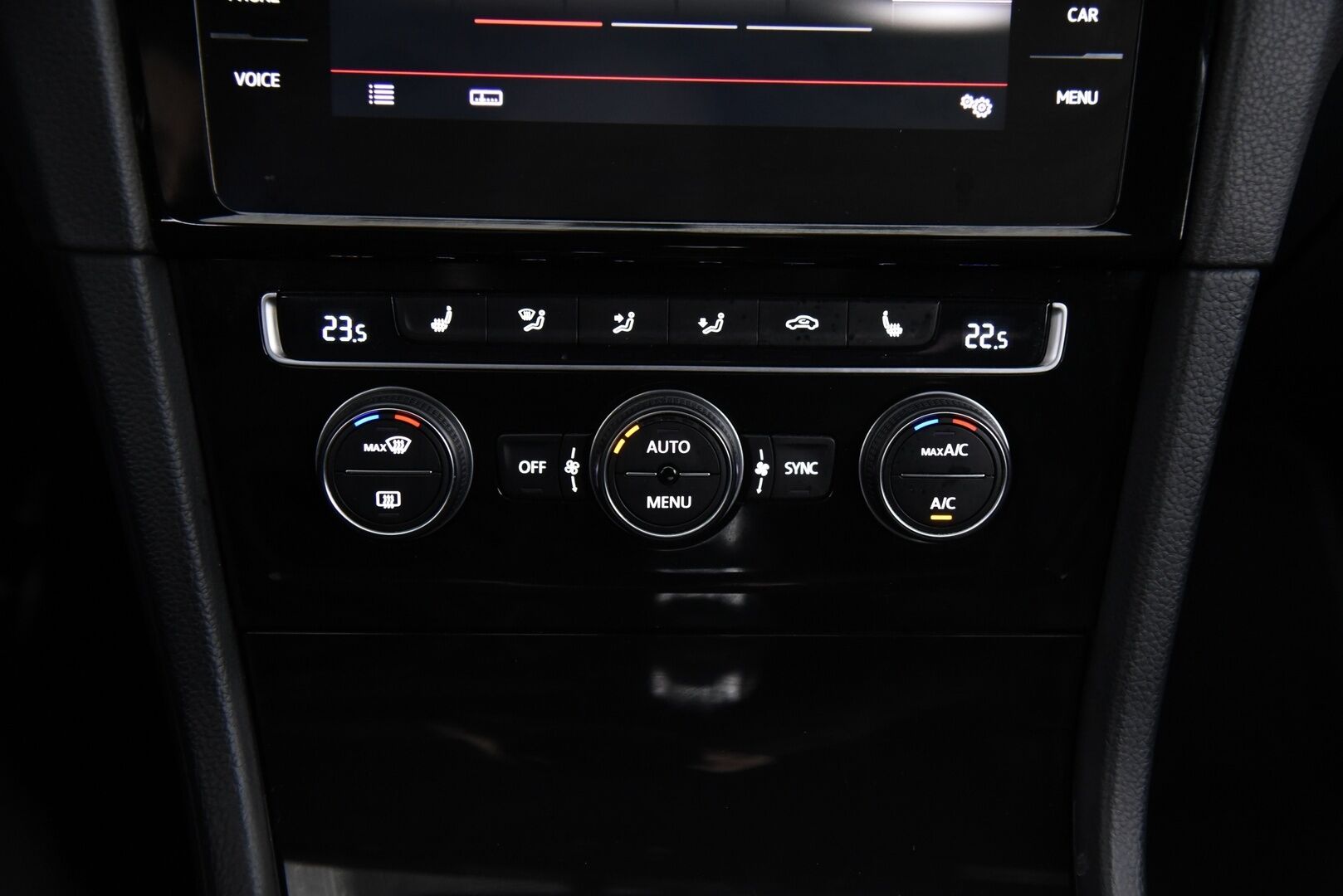 Volkswagen Golf 2017 GTI 2,0 TSI 169 kW (230 hv) DSG-aut / Adapt.vakkari / P.kamera / LED / Digimittaristo / Lohkolämmitin - Hieno Suomi-auto / Apple & Android / Tutkat / Juuri huollettu ja katsastettu !