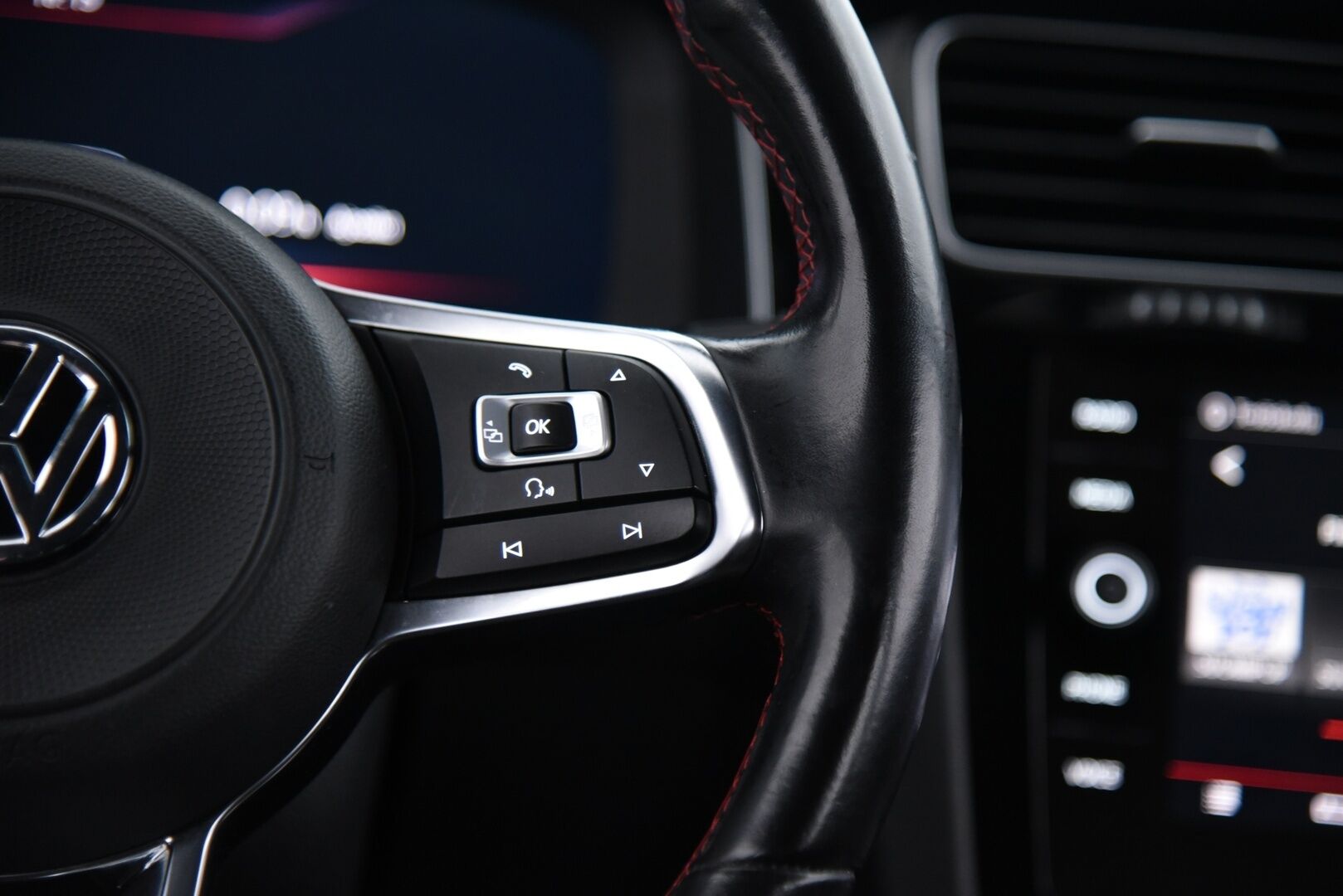 Volkswagen Golf 2017 GTI 2,0 TSI 169 kW (230 hv) DSG-aut / Adapt.vakkari / P.kamera / LED / Digimittaristo / Lohkolämmitin - Hieno Suomi-auto / Apple & Android / Tutkat / Juuri huollettu ja katsastettu !