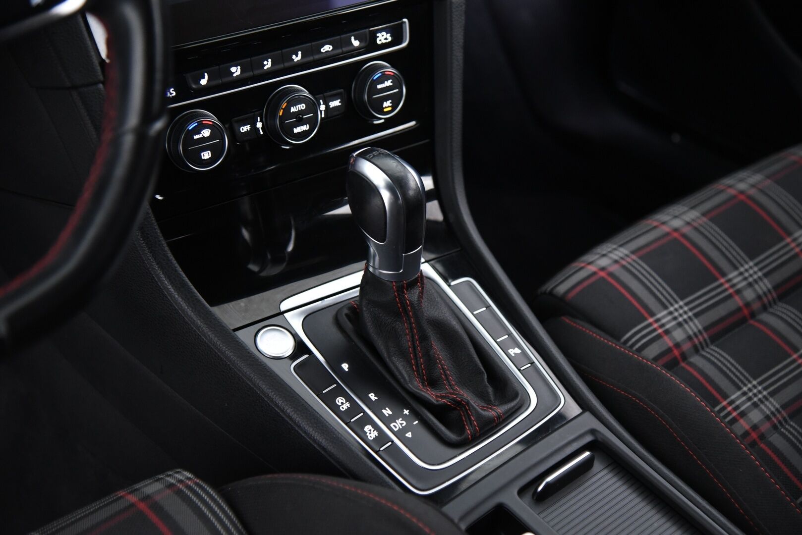 Volkswagen Golf 2017 GTI 2,0 TSI 169 kW (230 hv) DSG-aut / Adapt.vakkari / P.kamera / LED / Digimittaristo / Lohkolämmitin - Hieno Suomi-auto / Apple & Android / Tutkat / Juuri huollettu ja katsastettu !