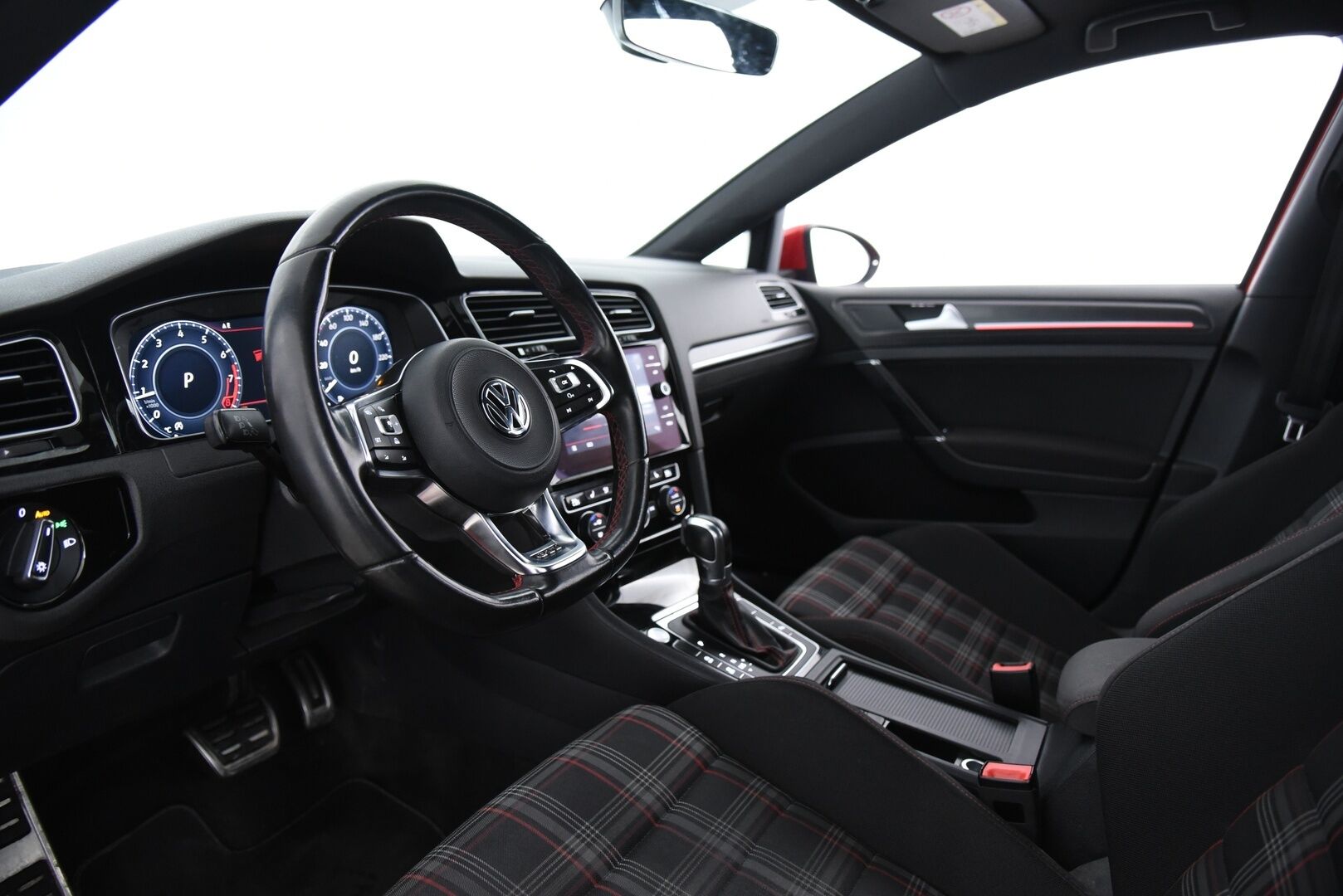 Volkswagen Golf 2017 GTI 2,0 TSI 169 kW (230 hv) DSG-aut / Adapt.vakkari / P.kamera / LED / Digimittaristo / Lohkolämmitin - Hieno Suomi-auto / Apple & Android / Tutkat / Juuri huollettu ja katsastettu !