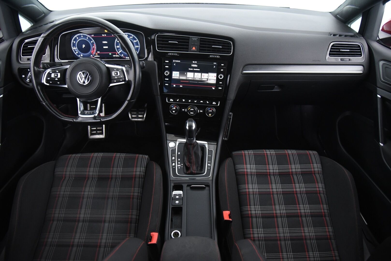 Volkswagen Golf 2017 GTI 2,0 TSI 169 kW (230 hv) DSG-aut / Adapt.vakkari / P.kamera / LED / Digimittaristo / Lohkolämmitin - Hieno Suomi-auto / Apple & Android / Tutkat / Juuri huollettu ja katsastettu !