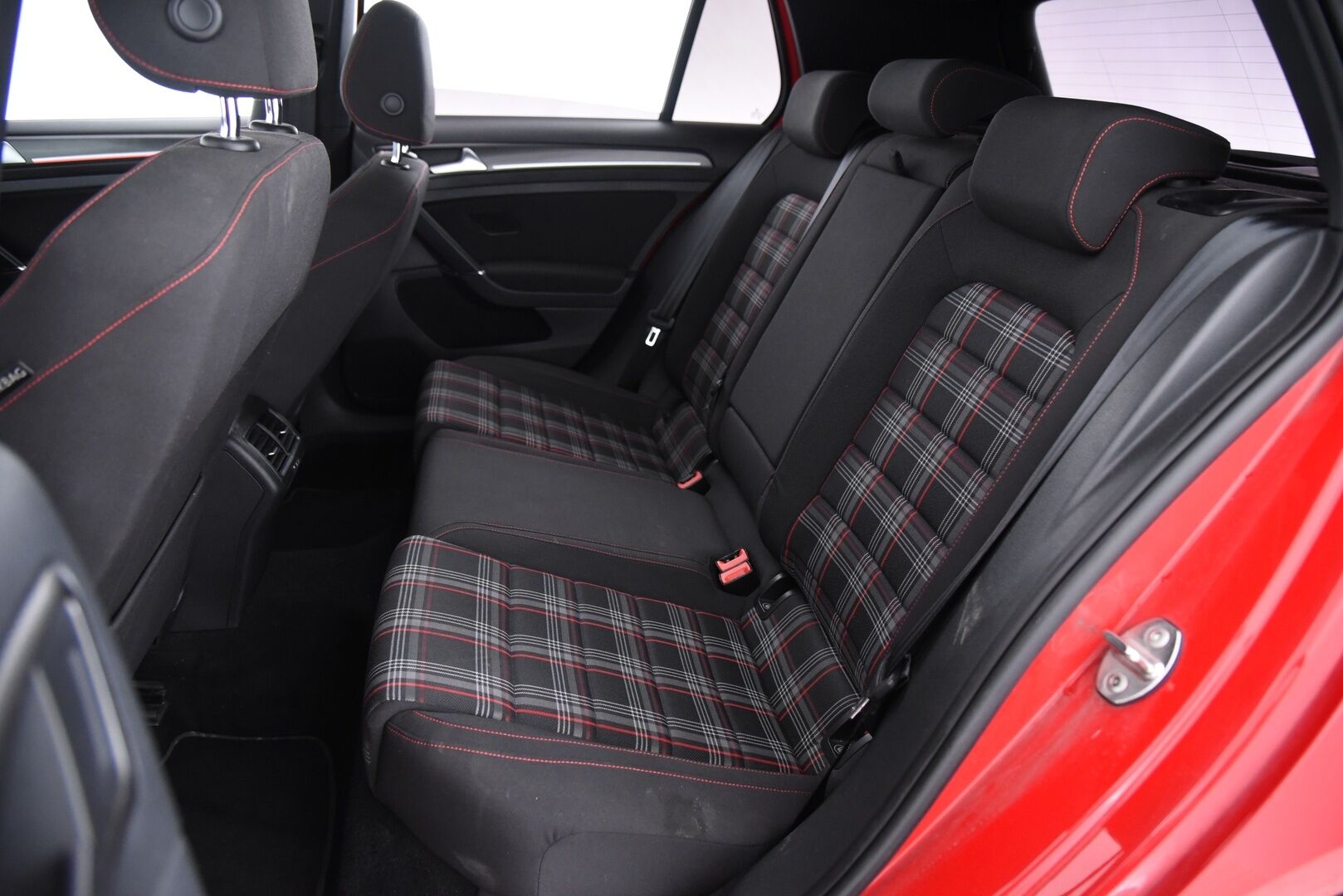 Volkswagen Golf 2017 GTI 2,0 TSI 169 kW (230 hv) DSG-aut / Adapt.vakkari / P.kamera / LED / Digimittaristo / Lohkolämmitin - Hieno Suomi-auto / Apple & Android / Tutkat / Juuri huollettu ja katsastettu !