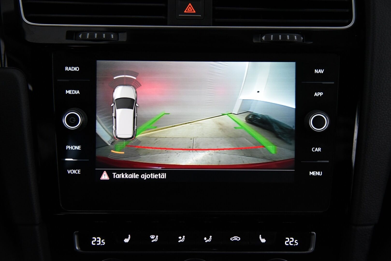 Volkswagen Golf 2017 GTI 2,0 TSI 169 kW (230 hv) DSG-aut / Adapt.vakkari / P.kamera / LED / Digimittaristo / Lohkolämmitin - Hieno Suomi-auto / Apple & Android / Tutkat / Juuri huollettu ja katsastettu !