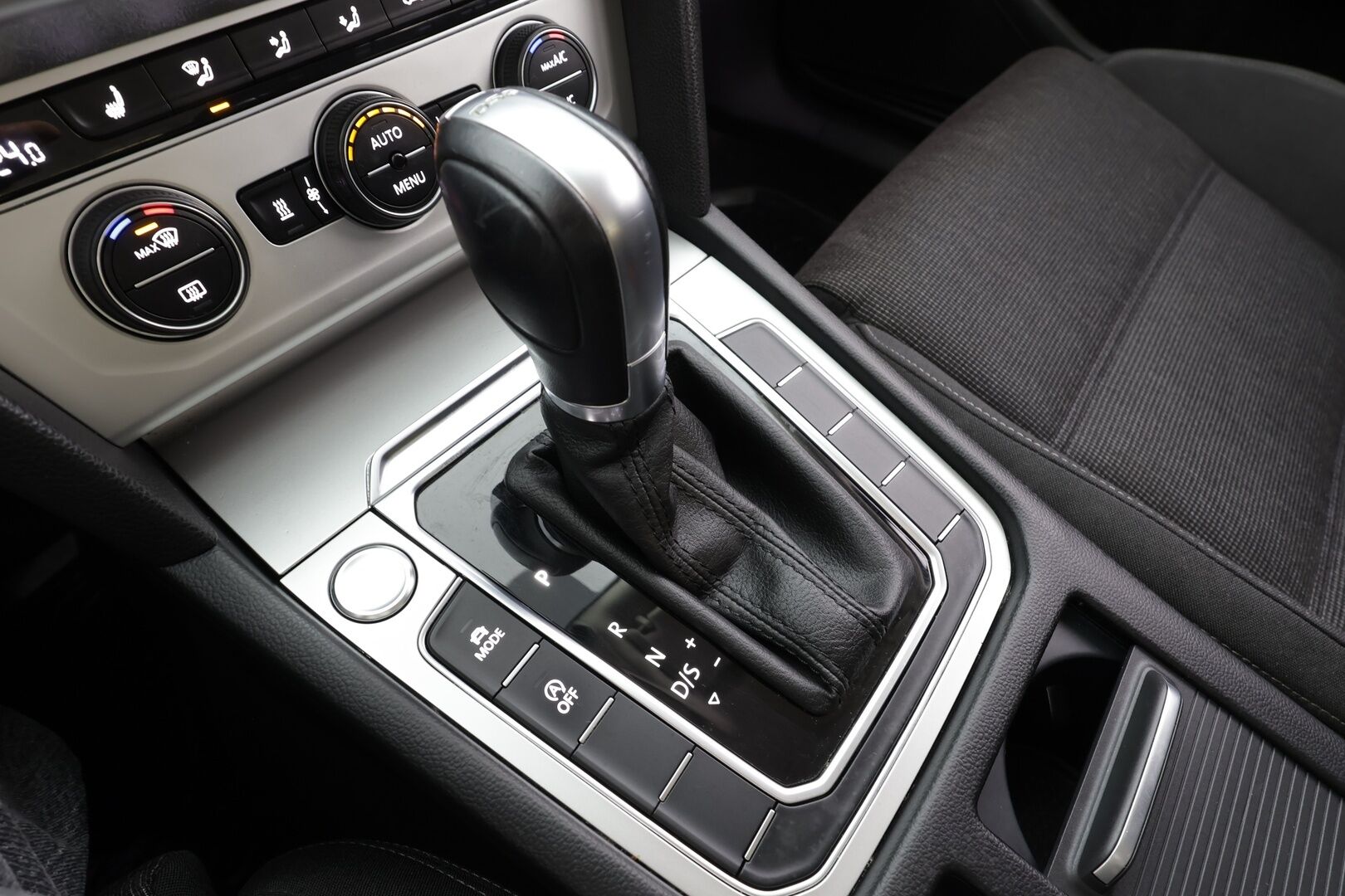 Volkswagen Passat 2017 Variant Comfortline 1,4 TSI 92 kW DSG * Vakkari / P.tutkat / LED / Navi / Webasto * - Suomi-auto / Kahdet renkaat aluvanteilla - HULLU BLACKWEEK KORKOTARJOUS 2,49%