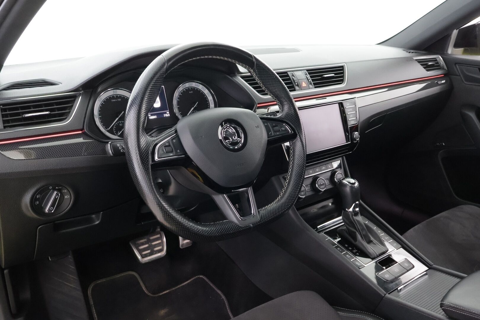 Skoda Superb 2017 2,0 TDI 190 4x4 SportLine DSG Autom. * Webasto / Adapt.Vakkari / Canton / Vetokoukku / Nahka-Alcantara / Adapt.LED - Supervarusteet / Hyvin huollettu / Juuri tullut Tampereelle!