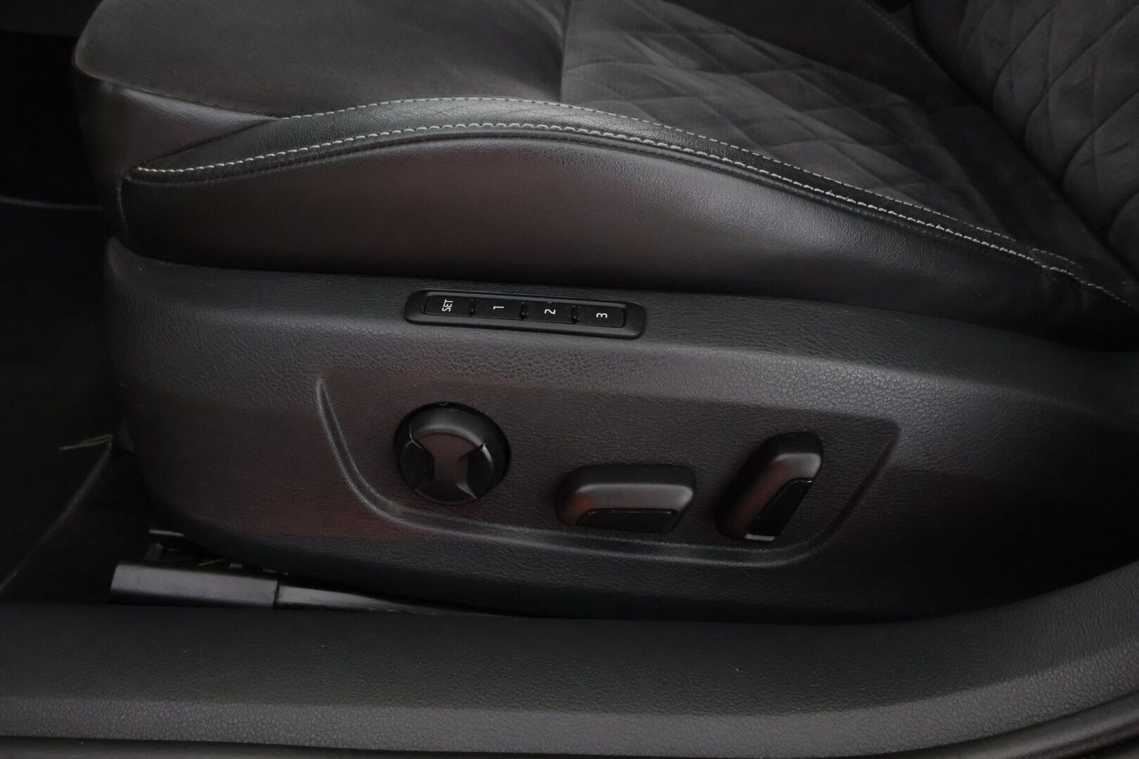 Skoda Superb 2017 2,0 TDI 190 4x4 SportLine DSG Autom. * Webasto / Adapt.Vakkari / Canton / Vetokoukku / Nahka-Alcantara / Adapt.LED - Supervarusteet / Hyvin huollettu / Juuri tullut Tampereelle!