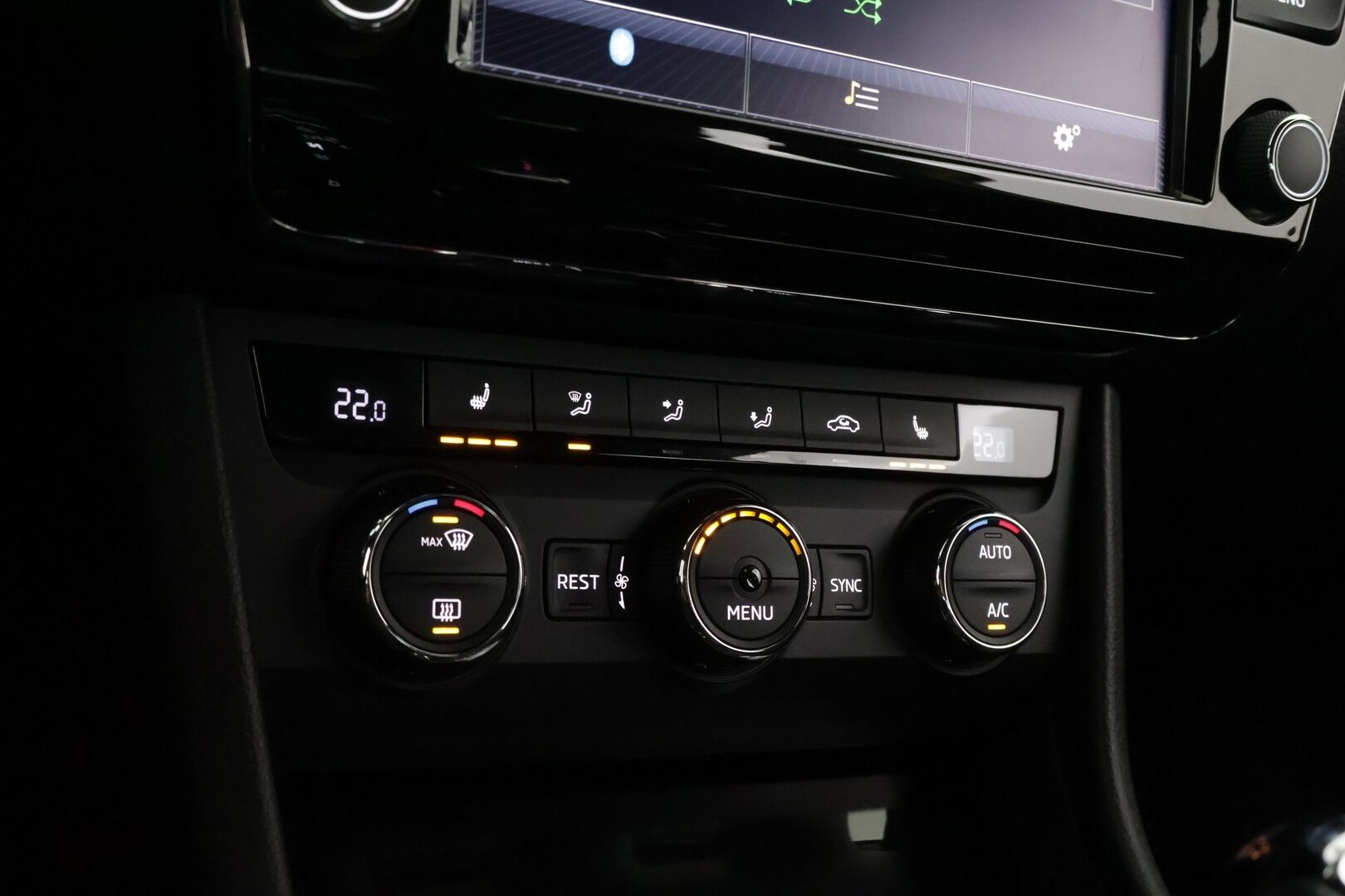 Skoda Superb 2017 2,0 TDI 190 4x4 SportLine DSG Autom. * Webasto / Adapt.Vakkari / Canton / Vetokoukku / Nahka-Alcantara / Adapt.LED - Supervarusteet / Hyvin huollettu / Juuri tullut Tampereelle!