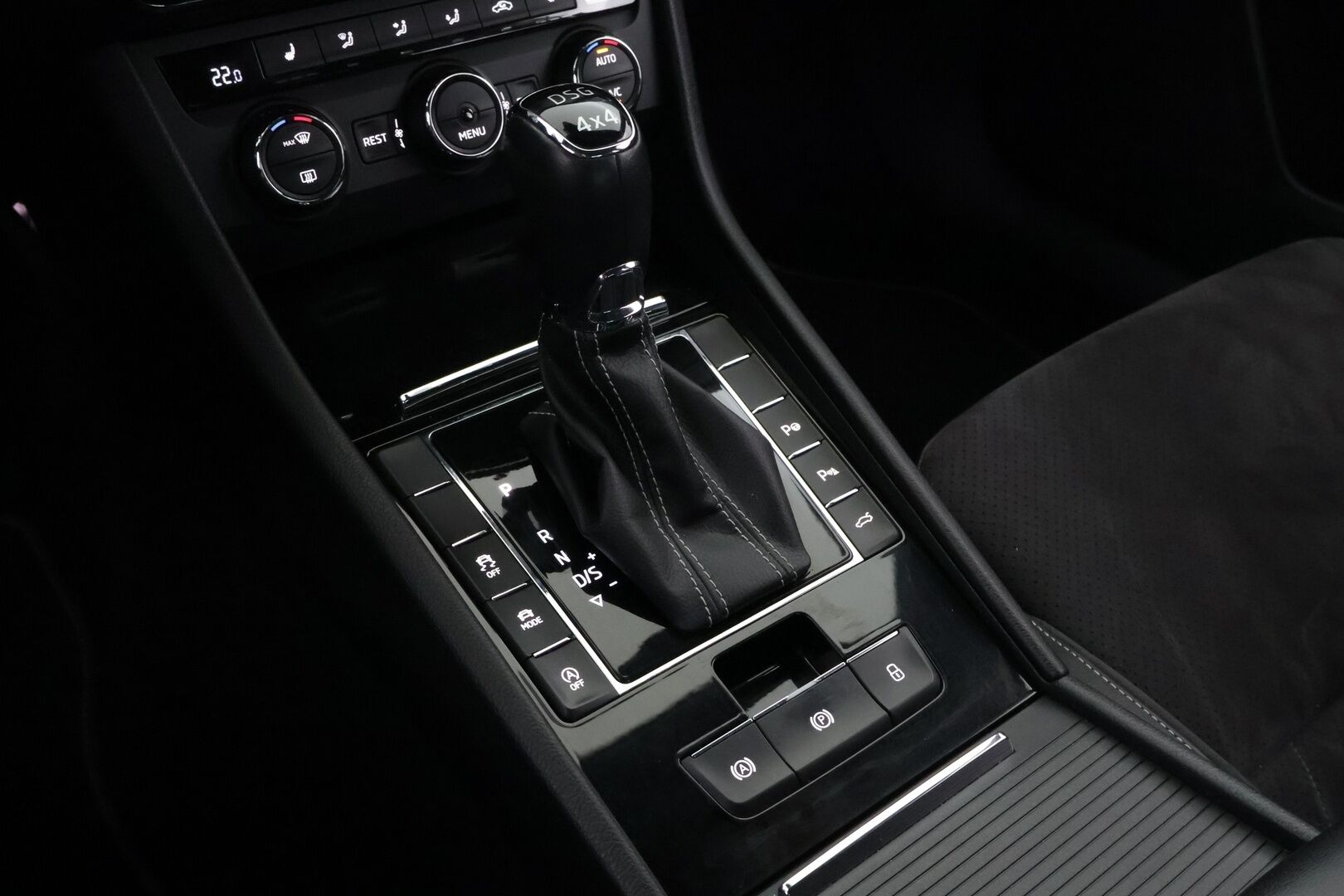 Skoda Superb 2017 2,0 TDI 190 4x4 SportLine DSG Autom. - Webasto | Adapt.Vakkari | Canton | Vetokoukku | Nahka-Alcantara | Adapt.LED
