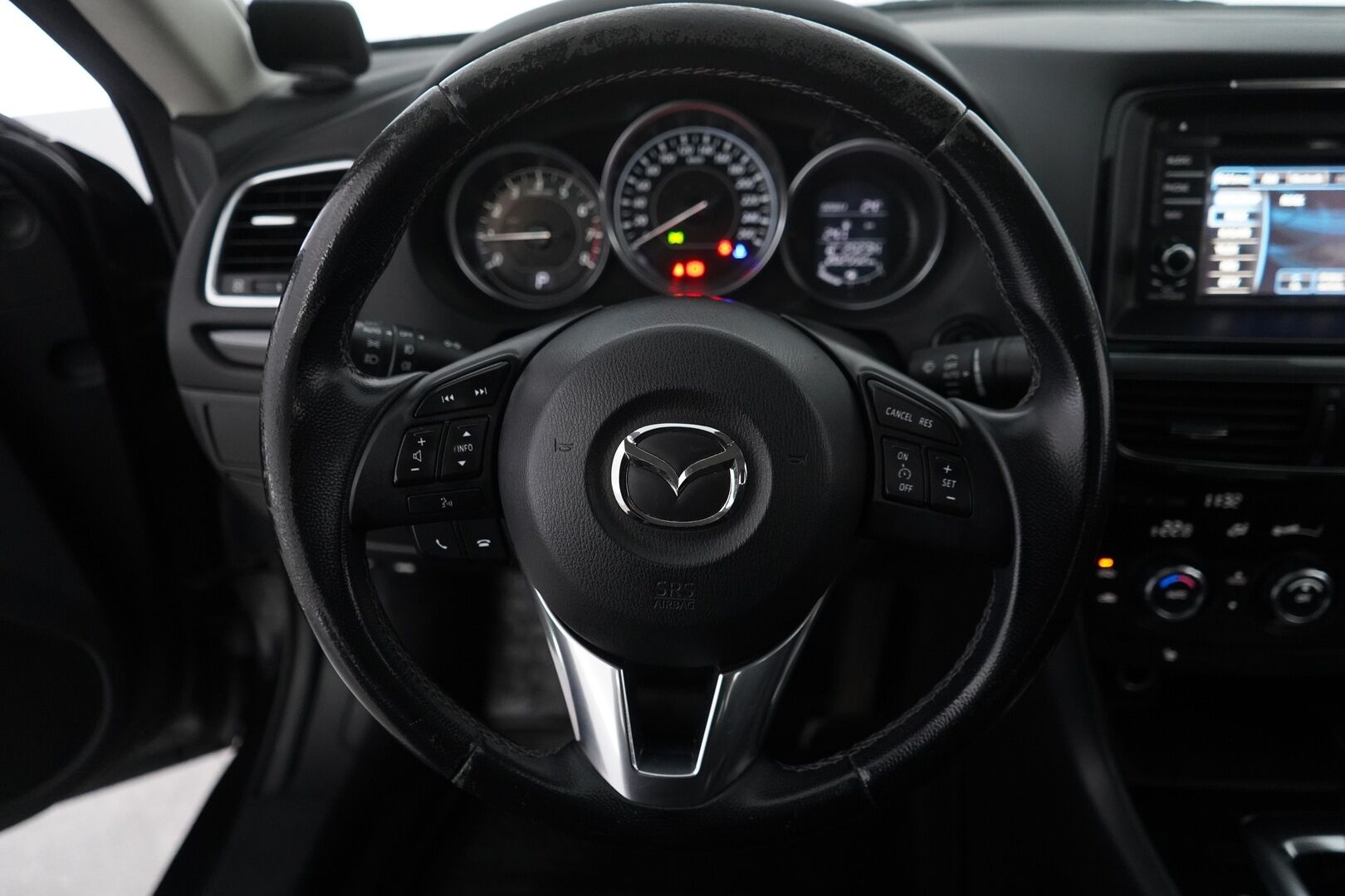 Mazda 6 2013 Sedan SkyActiv-G Premium 6AT *Kamera / Tutkat / Cruise* - Huollettu 199tkm / Juuri katsastettu /  Kahdet hyvät renkaat vanteilla