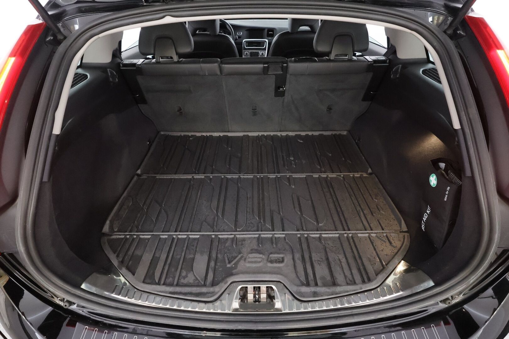 Volvo V60 2017 T3 Classic Summum aut - | Webasto | Muistipenkki | Nahkaverhoilu | Akt. xenon | Digimittari | Keyless | High Performance Audio | Navi | BT | Merkkihuollot | 2x renkaat aluin | 