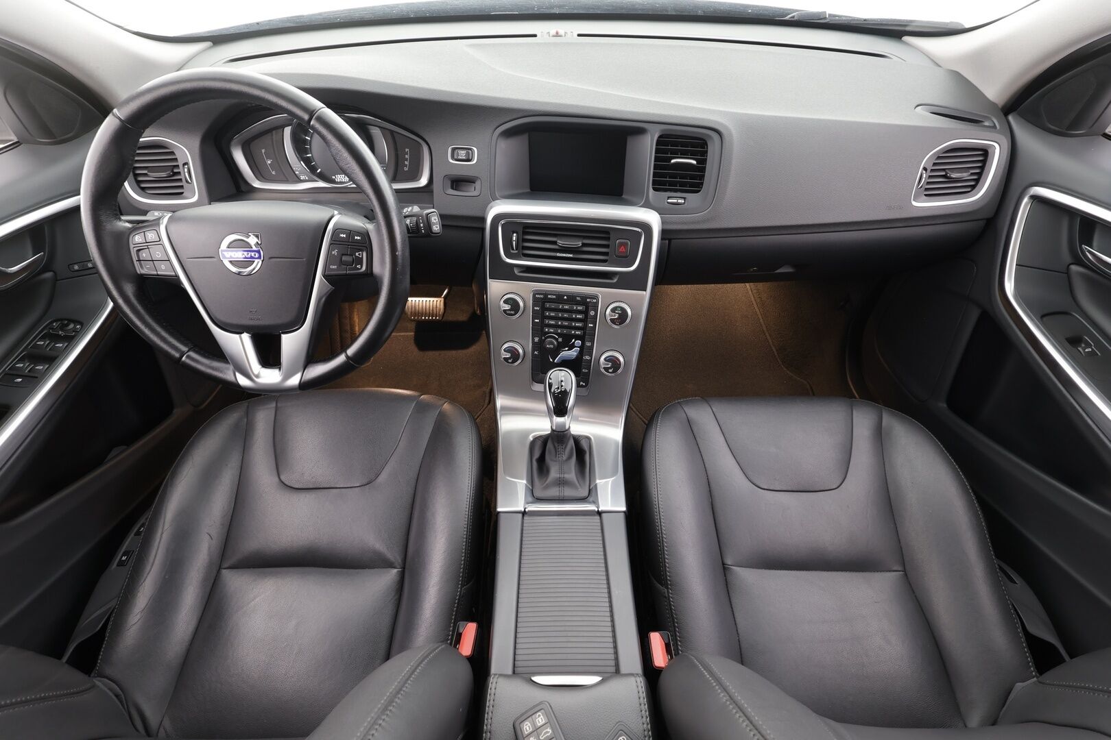 Volvo V60 2017 T3 Classic Summum aut - | Webasto | Muistipenkki | Nahkaverhoilu | Akt. xenon | Digimittari | Keyless | High Performance Audio | Navi | BT | Merkkihuollot | 2x renkaat aluin | 