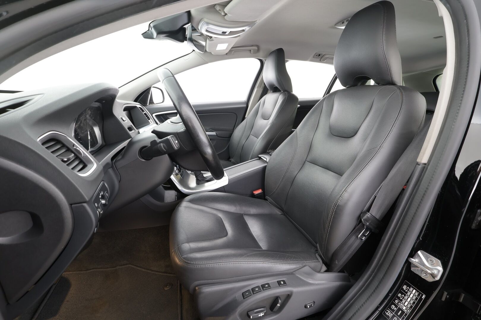 Volvo V60 2017 T3 Classic Summum aut - | Webasto | Muistipenkki | Nahkaverhoilu | Akt. xenon | Digimittari | Keyless | High Performance Audio | Navi | BT | Merkkihuollot | 2x renkaat aluin | 