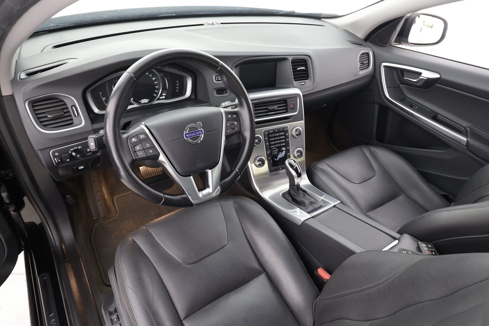 Volvo V60 2017 T3 Classic Summum aut - | Webasto | Muistipenkki | Nahkaverhoilu | Akt. xenon | Digimittari | Keyless | High Performance Audio | Navi | BT | Merkkihuollot | 2x renkaat aluin | 