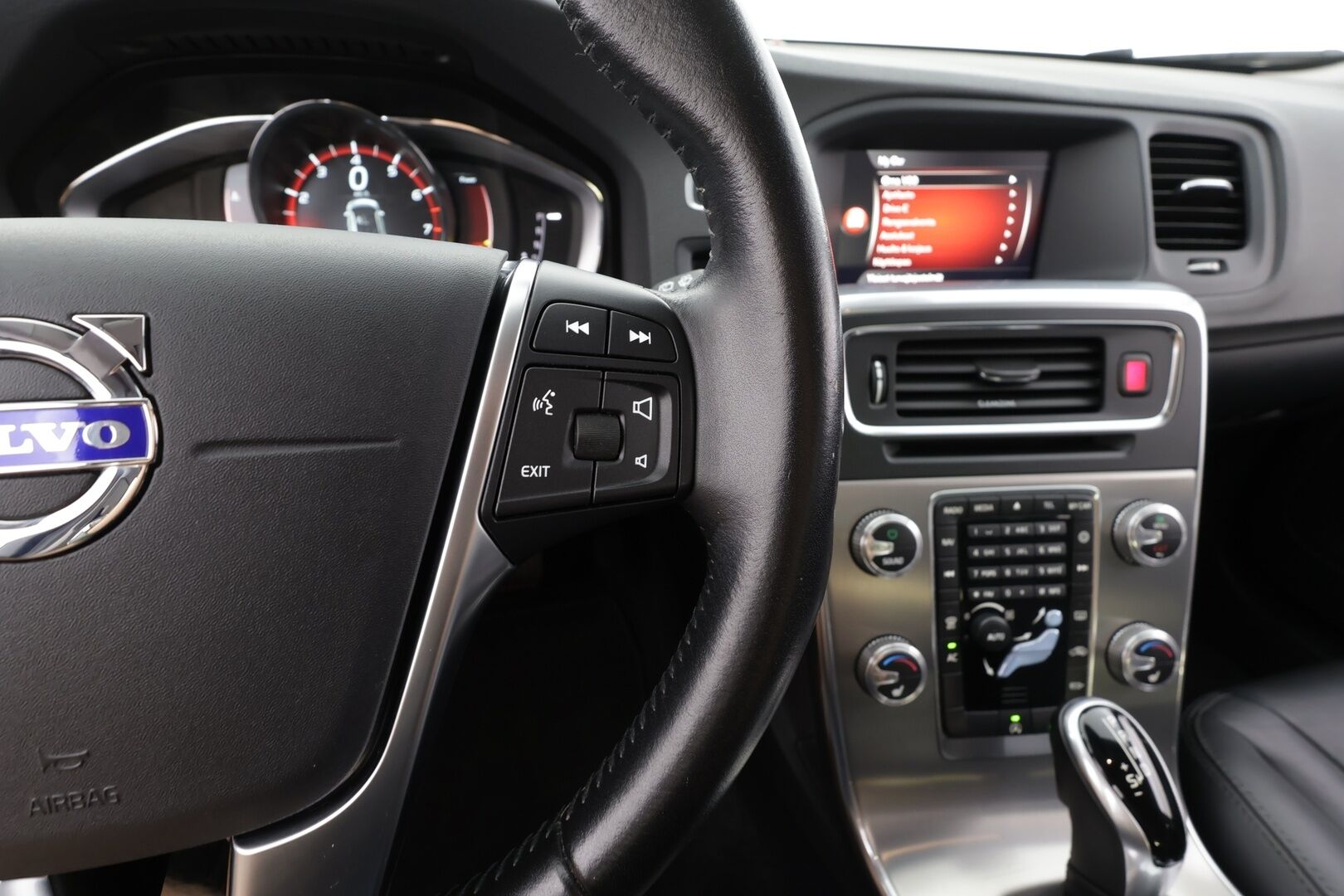 Volvo V60 2017 T3 Classic Summum aut - | Webasto | Muistipenkki | Nahkaverhoilu | Akt. xenon | Digimittari | Keyless | High Performance Audio | Navi | BT | Merkkihuollot | 2x renkaat aluin | 