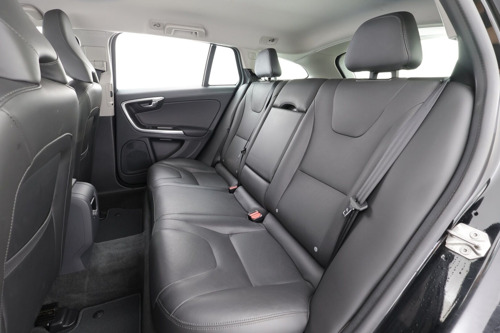 Volvo V60 2017 T3 Classic Summum aut - | Webasto | Muistipenkki | Nahkaverhoilu | Akt. xenon | Digimittari | Keyless | High Performance Audio | Navi | BT | Merkkihuollot | 2x renkaat aluin | 