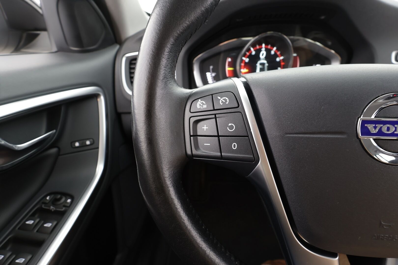 Volvo V60 2017 T3 Classic Summum aut - | Webasto | Muistipenkki | Nahkaverhoilu | Akt. xenon | Digimittari | Keyless | High Performance Audio | Navi | BT | Merkkihuollot | 2x renkaat aluin | 