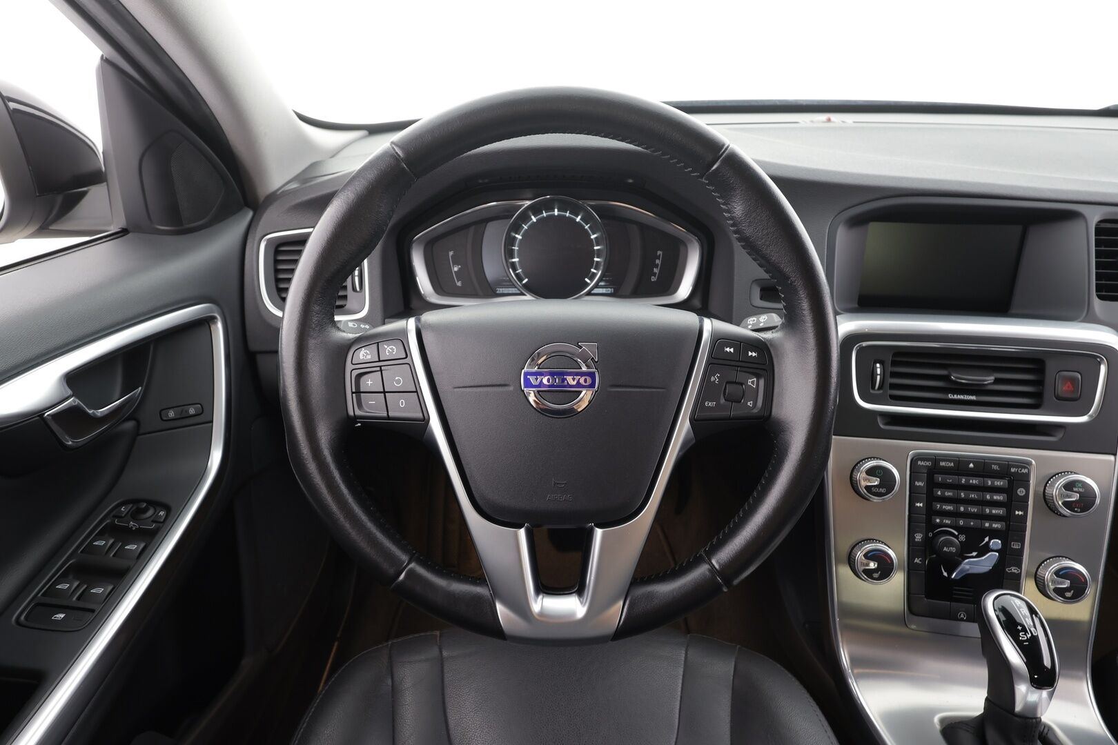 Volvo V60 2017 T3 Classic Summum aut - | Webasto | Muistipenkki | Nahkaverhoilu | Akt. xenon | Digimittari | Keyless | High Performance Audio | Navi | BT | Merkkihuollot | 2x renkaat aluin | 