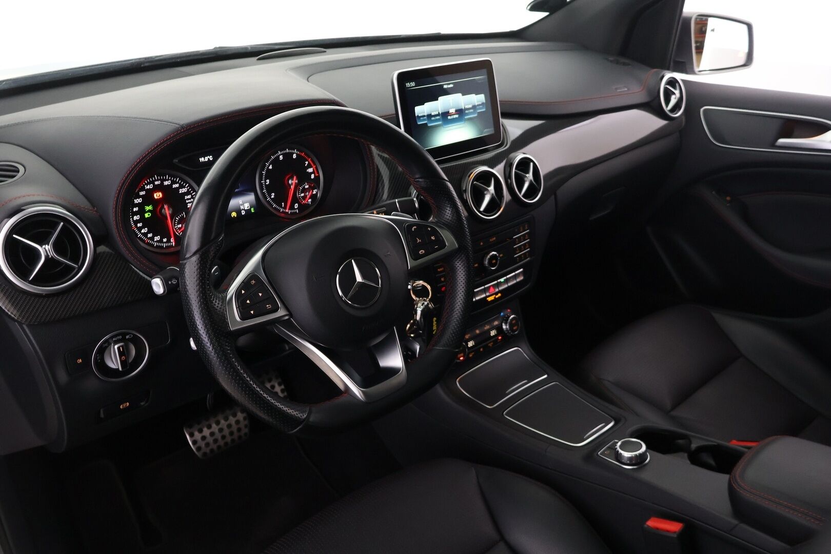 Mercedes-Benz B 2015 B 250 Farmari (AC) 5ov 1991cm3 A - Webasto / Panorama / kahdet renkaat / Koukku