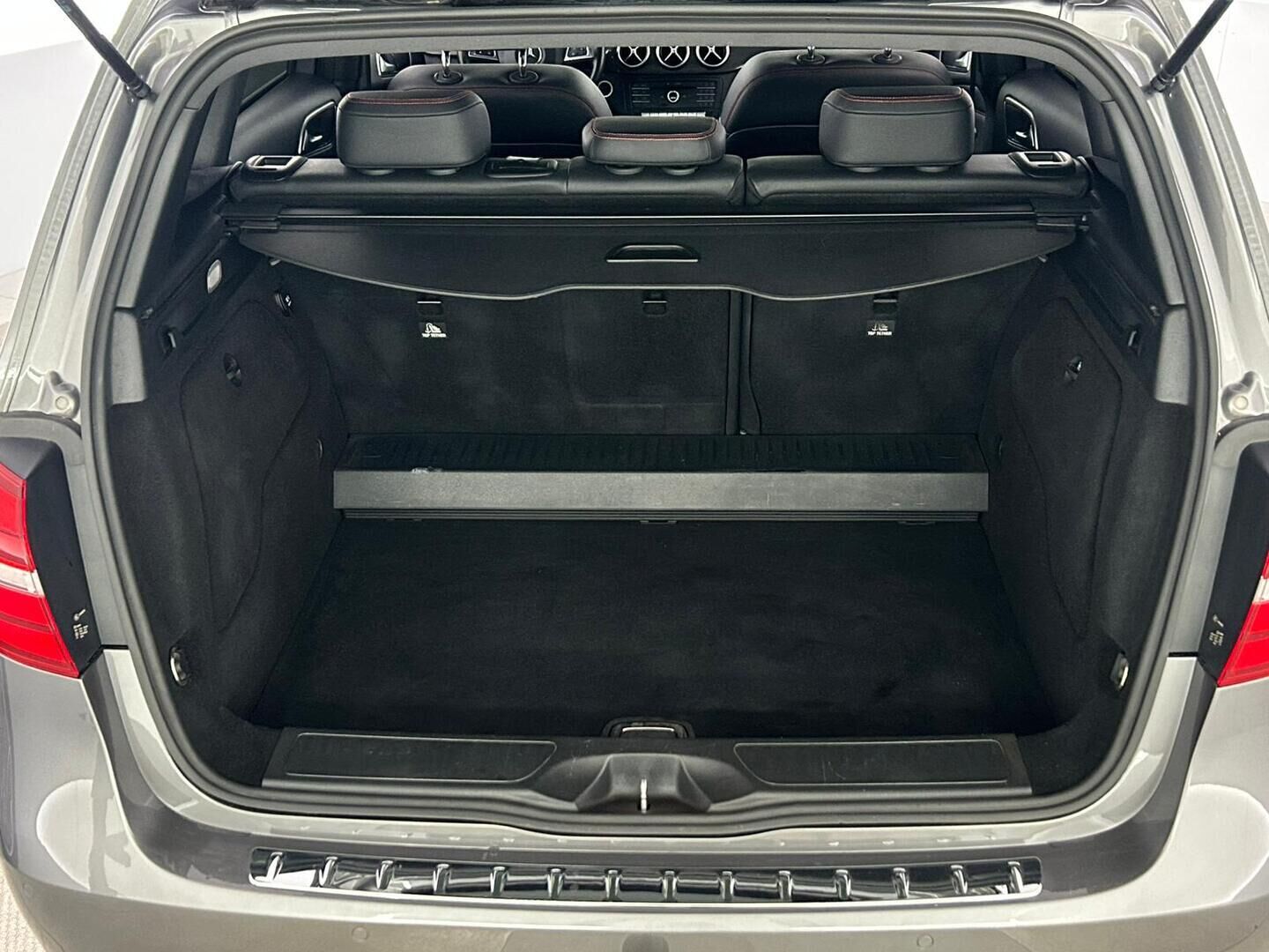 Mercedes-Benz B 2015 B 250 Farmari (AC) 5ov 1991cm3 A - Webasto / Panorama / kahdet renkaat / Koukku