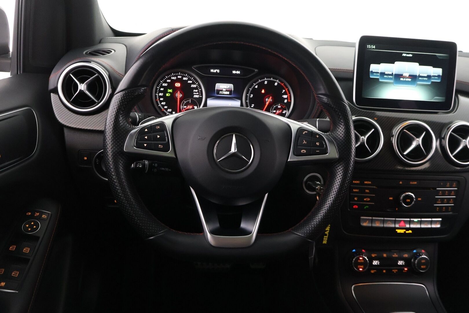 Mercedes-Benz B 2015 B 250 Farmari (AC) 5ov 1991cm3 A - Webasto / Panorama / kahdet renkaat / Koukku