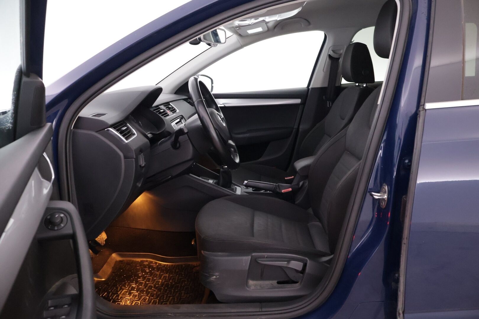 Skoda Octavia 2015 Combi 2,0 TDI 150 4x4 Elegance *Myydän Huutokaupat.com - | Juuri leimattu | Webasto | Koukku | Vakkari | KeyLessGo | Lämmitettävä tuulilasi | Suomi-auto |