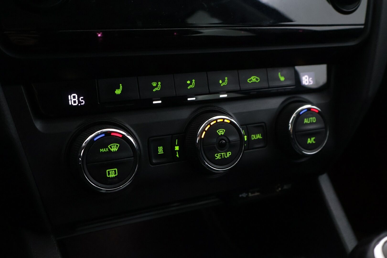 Skoda Octavia 2015 Combi 2,0 TDI 150 4x4 Elegance *Myydän Huutokaupat.com - | Juuri leimattu | Webasto | Koukku | Vakkari | KeyLessGo | Lämmitettävä tuulilasi | Suomi-auto |