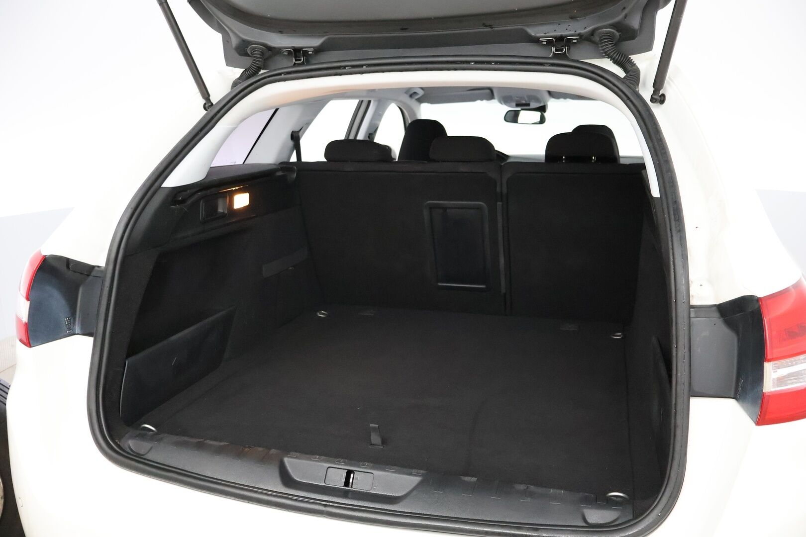 Peugeot 308 2015 SW Active PureTech 130 * Suomiauto / Lohko & Sisäpistoke / Vakkari / Aut.Ilmastointi / 2x Renkaat! - 2x Renkaat / Jakopää tehty!