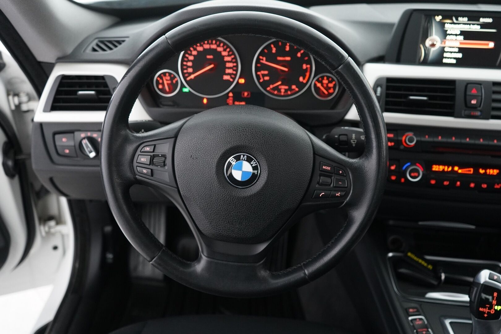 BMW 320 Gran Turismo 2015 F34 20d TwinPower Turbo A Limited xDrive Edition - Vetokoukku | Vakkari | Xenon | Sähkökontti | Suomi-auto | Kahdet renkaat | Viimeisin huolto 240tkm |