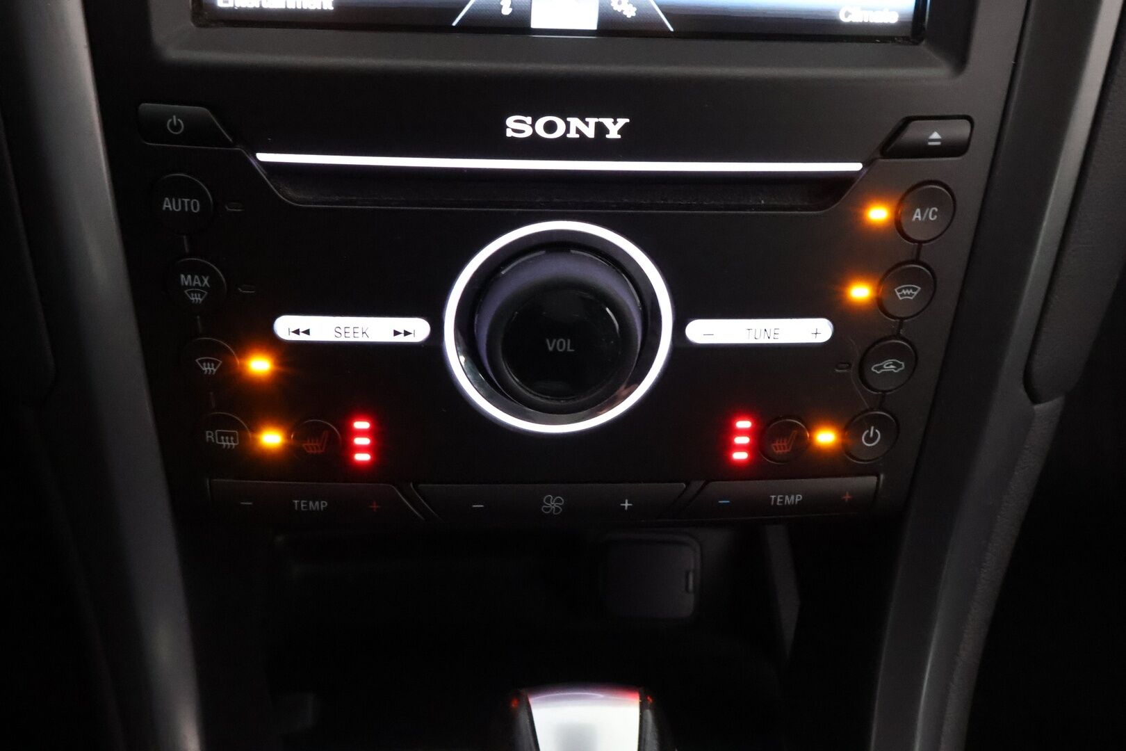 Ford Mondeo 2015 2,0 TDCi 180hv PowerShift Titanium Business 5D * Webasto / Vetokoukku / Peruutuskamera / Dynamic LED / Nahka-Alcantara / Muistipenkki - Suomiauto / Metalliväri / Juuri tullut Tampereelle! - HULLU BLACKWEEK KORKOTARJOUS 2,49%