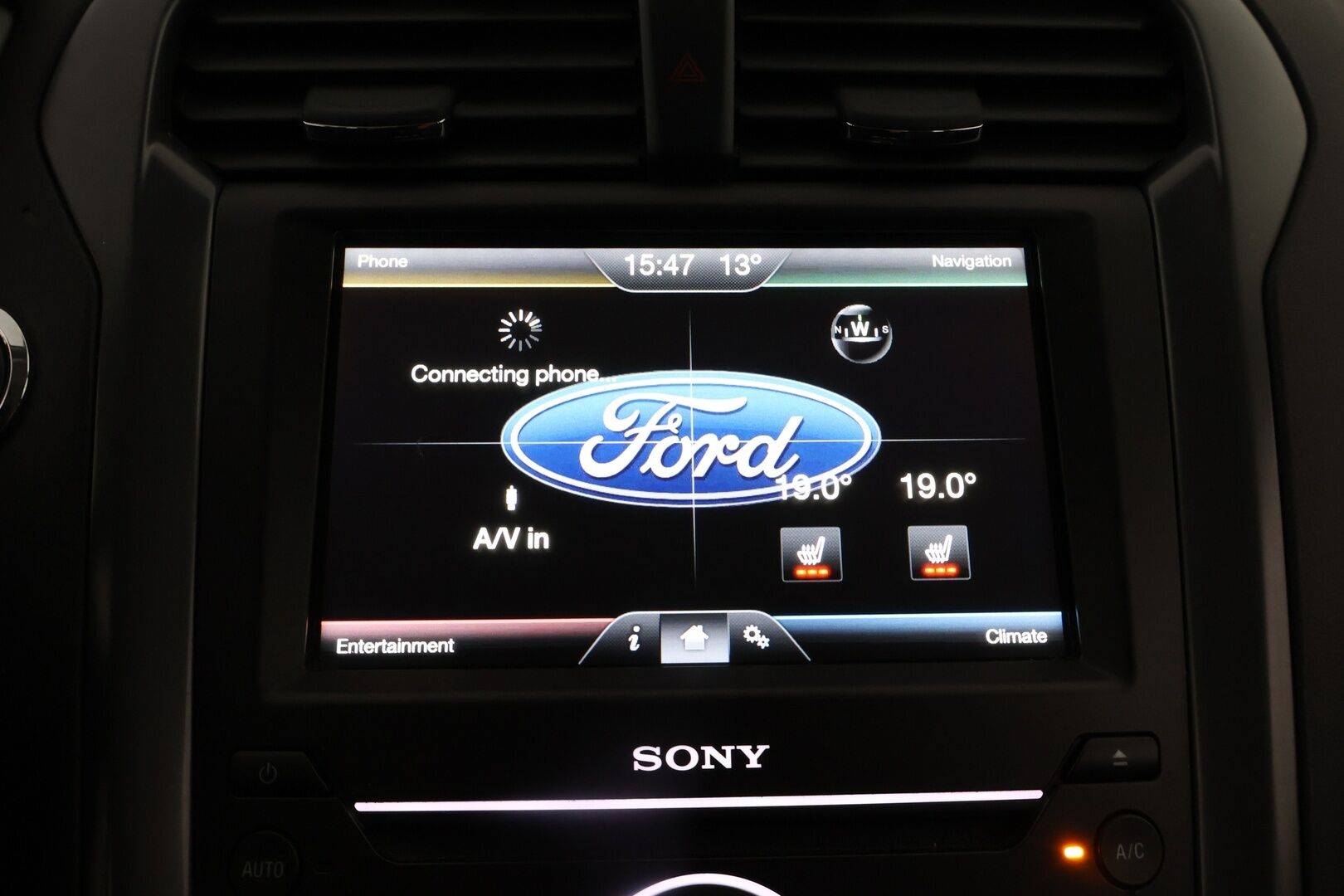 Ford Mondeo 2015 2,0 TDCi 180hv PowerShift Titanium Business 5D * Webasto / Vetokoukku / Peruutuskamera / Dynamic LED / Nahka-Alcantara / Muistipenkki - Suomiauto / Metalliväri / Juuri tullut Tampereelle! - HULLU BLACKWEEK KORKOTARJOUS 2,49%