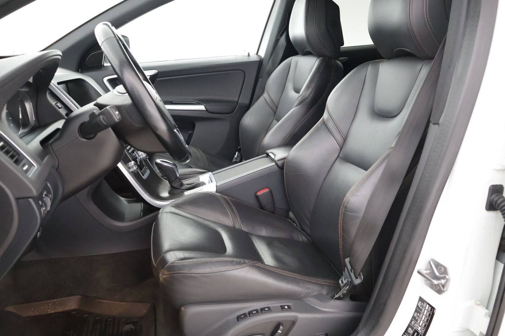 Volvo XC60 2016 D4 AWD Summum aut - *VOC /  ACC / Blis / Sähkösäätöinen kuljettajan istuin muistilla / Koukku / Suomi-auto*