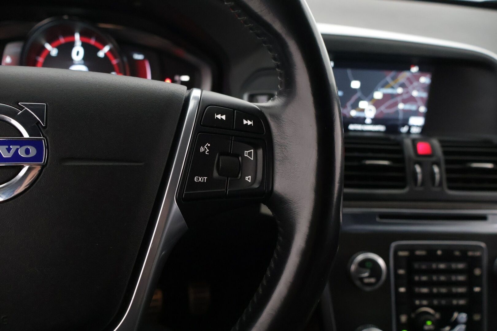 Volvo XC60 2016 D4 AWD Summum aut - *VOC /  ACC / Blis / Sähkösäätöinen kuljettajan istuin muistilla / Koukku / Suomi-auto*
