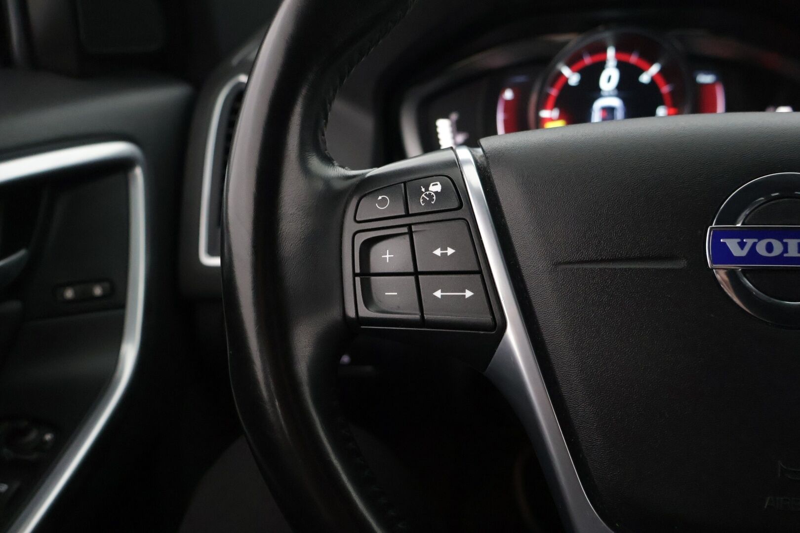 Volvo XC60 2016 D4 AWD Summum aut - *VOC /  ACC / Blis / Sähkösäätöinen kuljettajan istuin muistilla / Koukku / Suomi-auto*