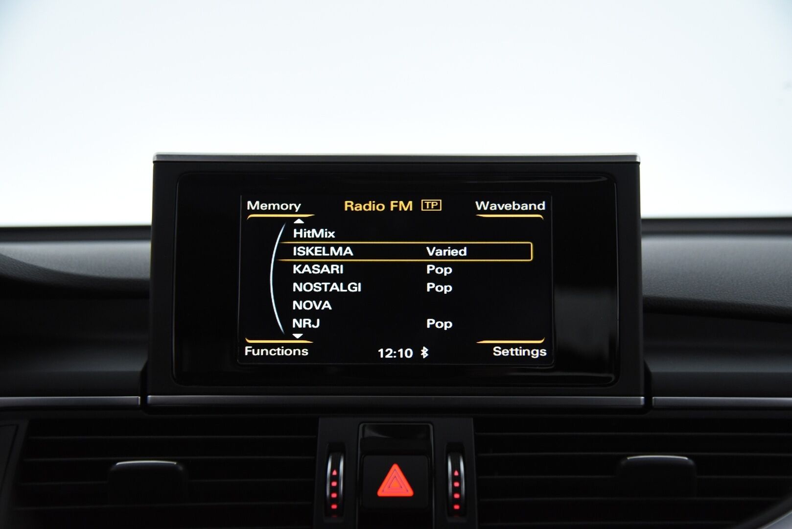 Audi A6 2015 Avant Business Sport 3,0 V6 TDI 160 kW quattro S tronic / LED / Sporttipenkit / P-kamera / Vetokoukku - Merkkihuolettu / P. Tutkat