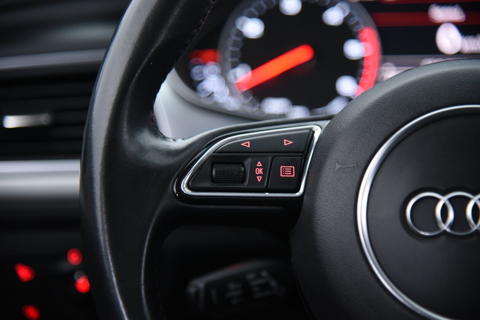 Audi A6 2015 Avant Business Sport 3,0 V6 TDI 160 kW quattro S tronic / LED / Sporttipenkit / P-kamera / Vetokoukku - Merkkihuolettu / P. Tutkat