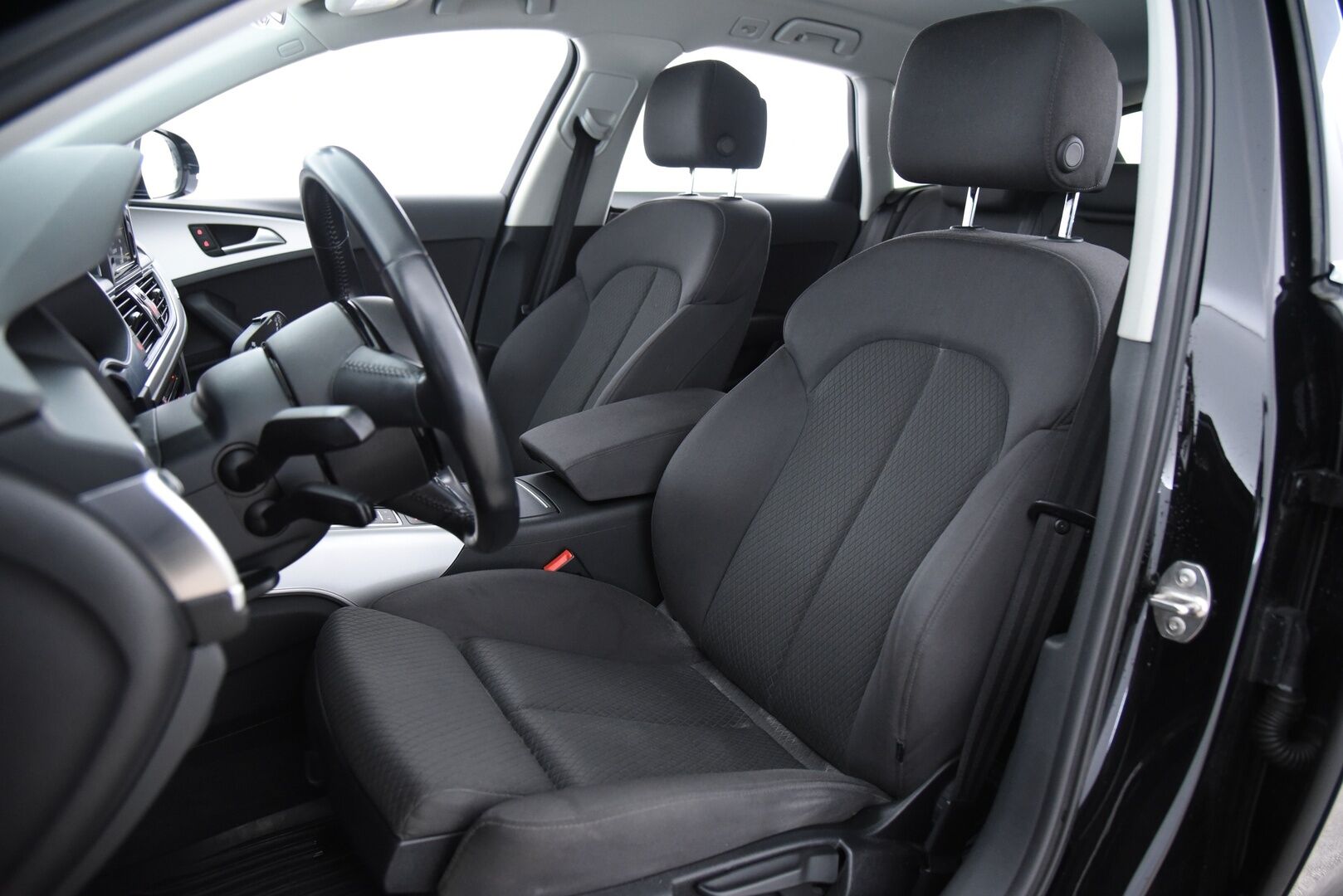 Audi A6 2015 Avant Business Sport 3,0 V6 TDI 160 kW quattro S tronic / LED / Sporttipenkit / P-kamera / Vetokoukku - Merkkihuolettu / P. Tutkat