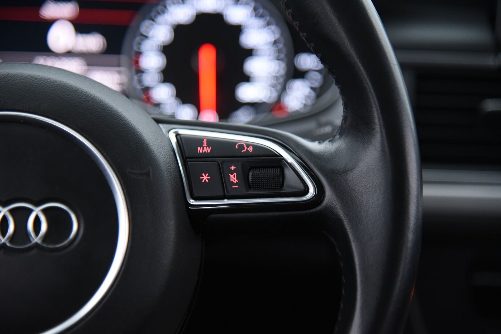 Audi A6 2015 Avant Business Sport 3,0 V6 TDI 160 kW quattro S tronic / LED / Sporttipenkit / P-kamera / Vetokoukku - Merkkihuolettu / P. Tutkat