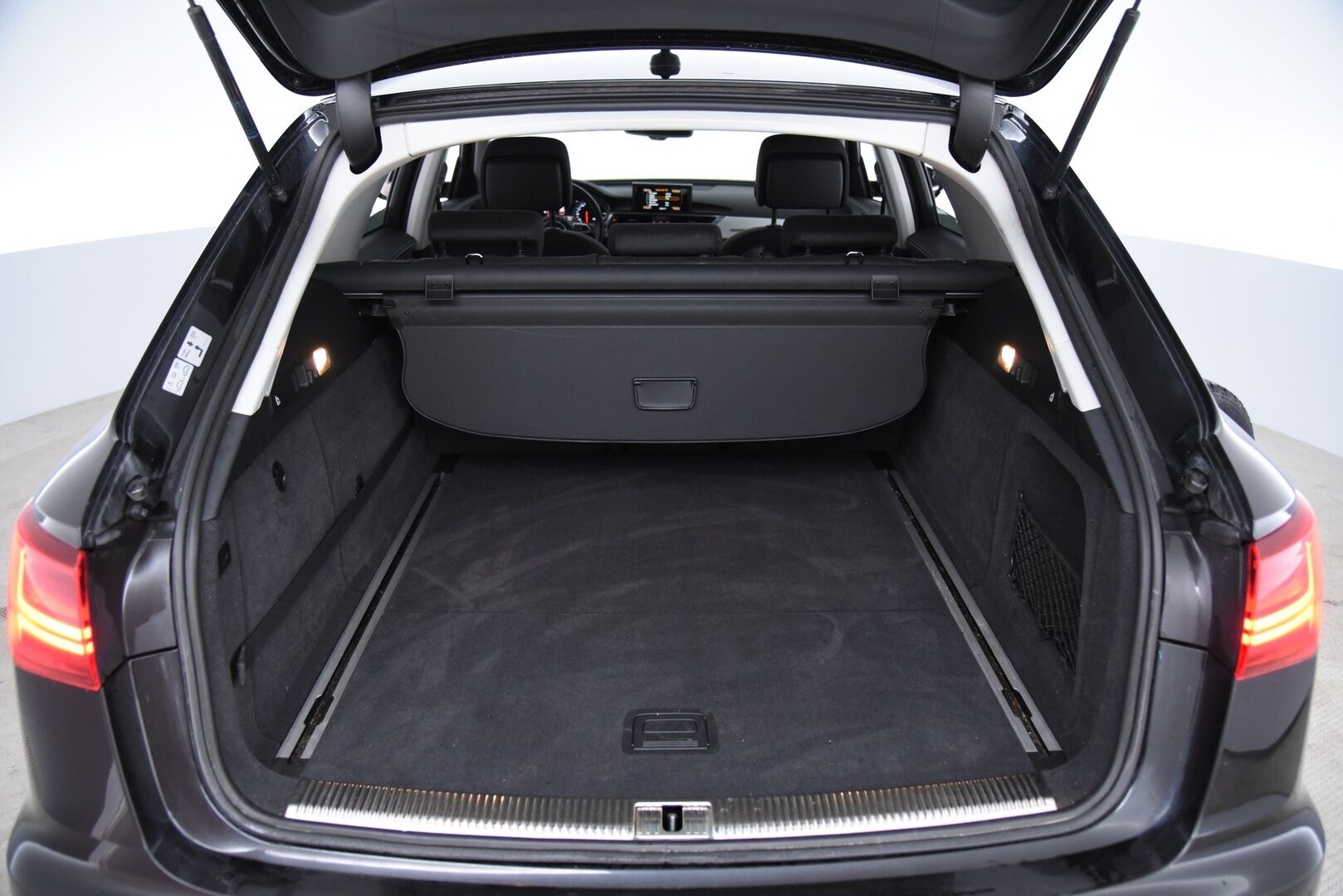 Audi A6 2015 Avant Business Sport 3,0 V6 TDI 160 kW quattro S tronic / LED / Sporttipenkit / P-kamera / Vetokoukku - Merkkihuolettu / P. Tutkat