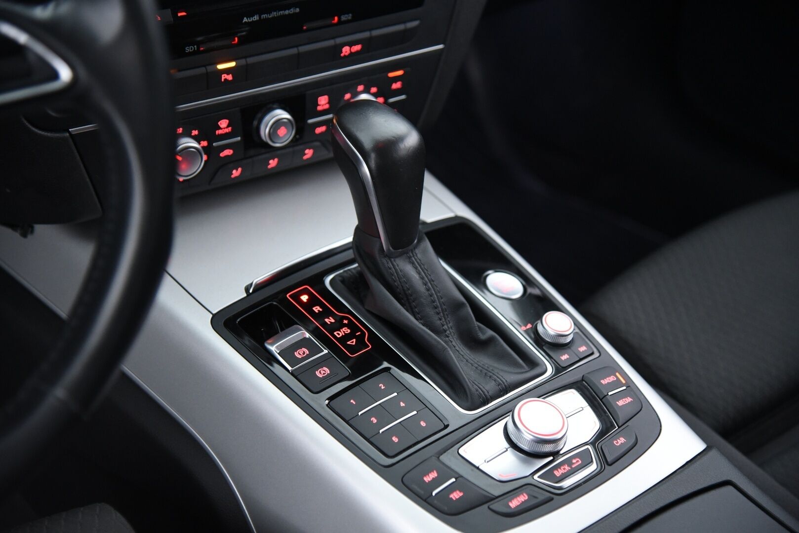 Audi A6 2015 Avant Business Sport 3,0 V6 TDI 160 kW quattro S tronic / LED / Sporttipenkit / P-kamera / Vetokoukku - Merkkihuolettu / P. Tutkat