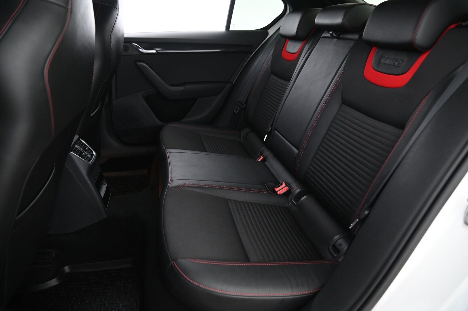 Skoda Octavia 2015 2,0 TSI RS Challenge *Suomi-Auto / ACC / Canton / Lohko + pistoke / Juuri huollettu* - *Juuri katsastettu!* / Urheiluistuimet / Kessy / P-tutka / 2X renkaat / Siisti