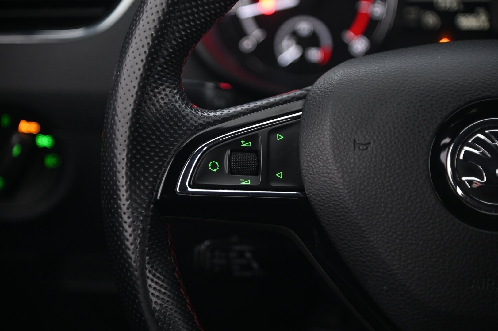 Skoda Octavia 2015 2,0 TSI RS Challenge *Suomi-Auto / ACC / Canton / Lohko + pistoke / Juuri huollettu* - *Juuri katsastettu!* / Urheiluistuimet / Kessy / P-tutka / 2X renkaat / Siisti