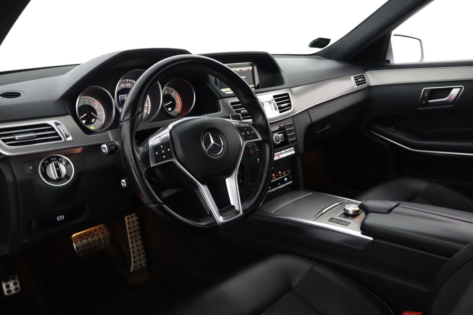 Mercedes-Benz E 2013 E 350 BLUETEC T 4MATIC ** AMG / Vakkari / LED / Ambient / Nahka-Alcantra* - 2 renkaat / Upea Nelikko!* 