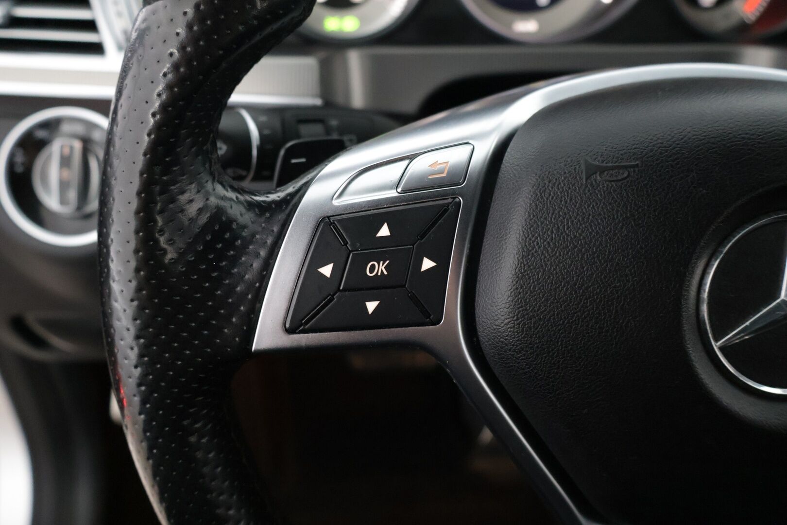 Mercedes-Benz E 2013 E 350 BLUETEC T 4MATIC ** AMG / Vakkari / LED / Ambient / Nahka-Alcantra* - 2 renkaat / Upea Nelikko!* 