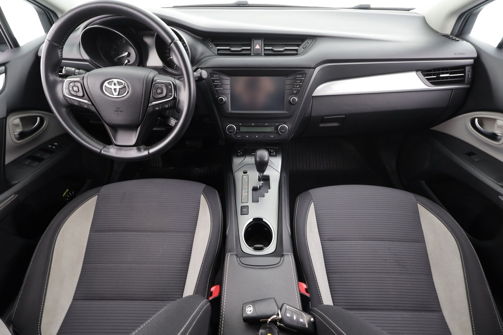 Toyota Avensis 2017 1,8 Valvematic Active Touring Sports Multidrive S * Lohkolämmitin / Vakkari / Kaistavahti / P.Kamera / Bluetooth * - Suomi-auto / Kahdet renkaat aluvanteilla / Merkkihuollot