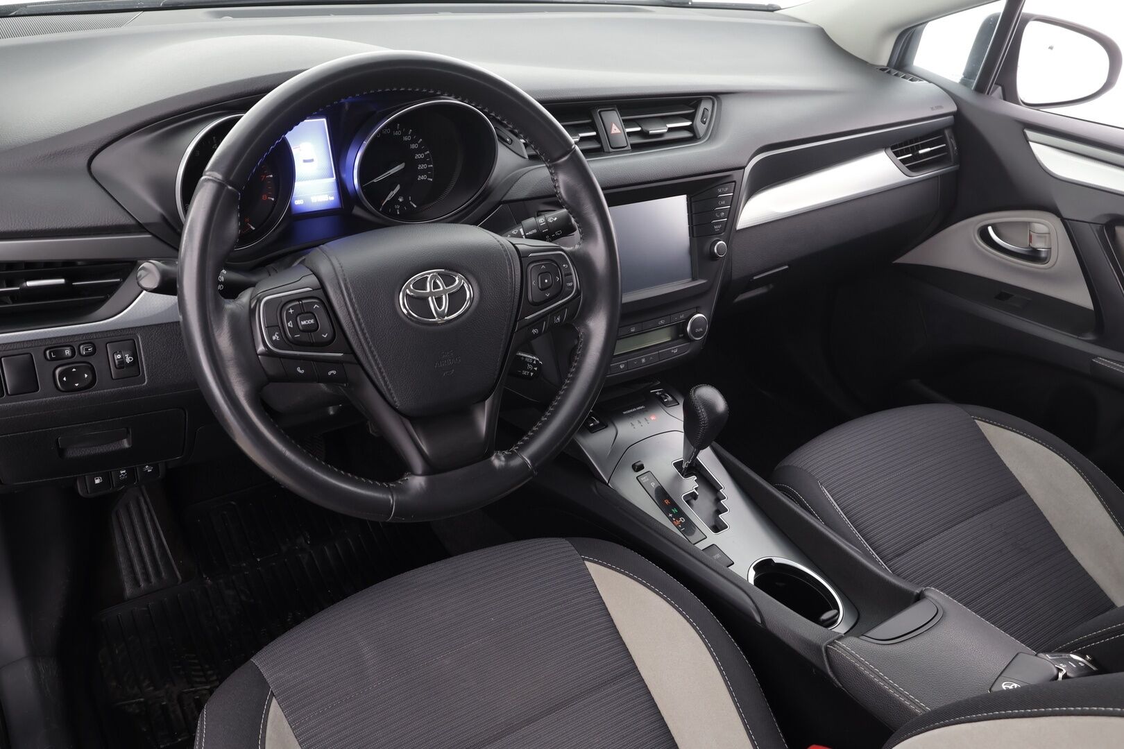 Toyota Avensis 2017 1,8 Valvematic Active Touring Sports Multidrive S * Lohkolämmitin / Vakkari / Kaistavahti / P.Kamera / Bluetooth * - Suomi-auto / Kahdet renkaat aluvanteilla / Merkkihuollot