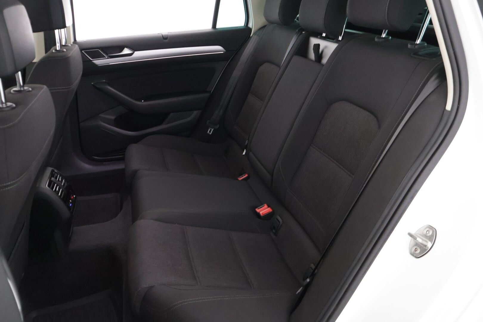 Volkswagen Passat 2017 Variant Comfortline 2,0 TDI 140 kW (190 hv) 4MOTION DSG-aut. Winter Edition */ Adapt. vakkari / P.kamera / Webasto / Kessy / Koukku / 2x renkaat /* - Suomi-auto / 2x renkaat