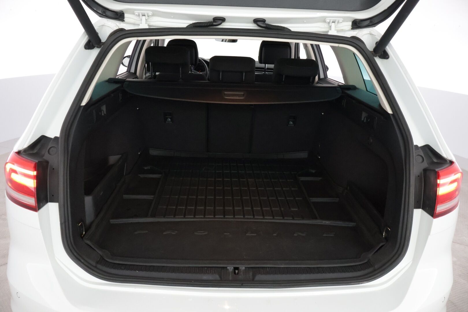 Volkswagen Passat 2017 Variant Comfortline 2,0 TDI 140 kW (190 hv) 4MOTION DSG-aut. Winter Edition */ Adapt. vakkari / P.kamera / Webasto / Kessy / Koukku / 2x renkaat /* - Suomi-auto / 2x renkaat