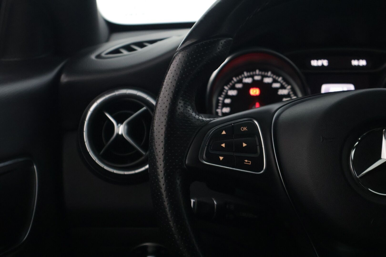 Mercedes-Benz CLA 2017 180 Shooting Brake Automatic Edition * AMG maski / P. Kamera / Sporttipenkit / Vakkari / LED * - Suomi-auto / Kahdet renkaat alumiinivanteilla!